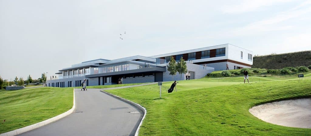Very modern clubhouse with nice veranda, a good menu and quality selection of German beers at Kölner Golf Club